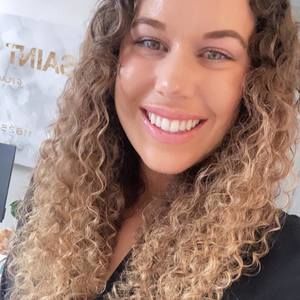 Meet your Posher, Desiree'